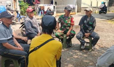 Babinsa Koramil 1813/Bojongloa Kidul Perkuat Komsos Dengan Warga Masyarakat